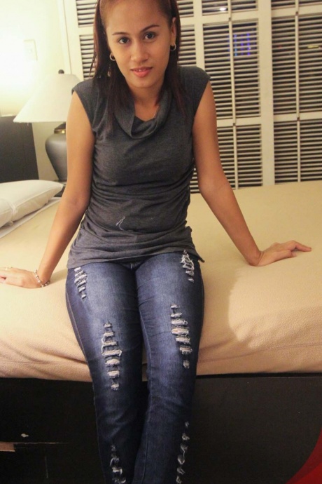 Миниатюрная азиатка Лу выталкивает сперму из своего рта во время действия от первого лица 2