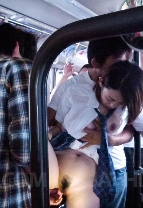 Японскую студентку Юну Сацуки щупают перед тем, как отсосать член в общественном автобусе 9