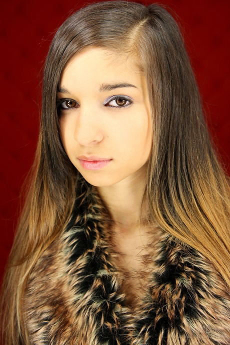 Невинная молодая девушка Ника медленно снимает с себя одежду, чтобы позировать в праздничном костюме 2