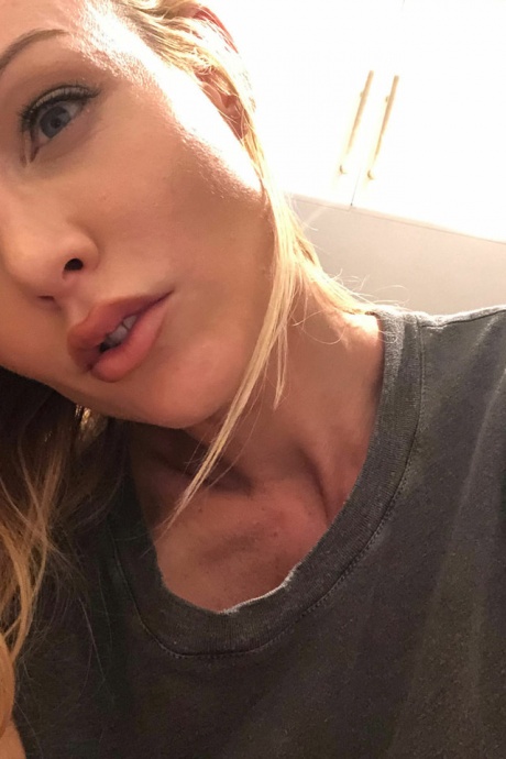 Горячая блондинка Кайден Кросс щеголяет длинными сосками, делая селфи во время мастурбации 4