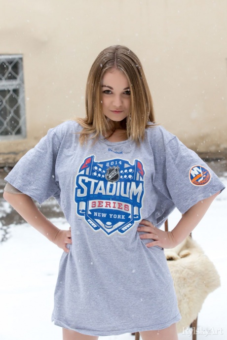 Симпатичная улыбающаяся мордашка Джеффа Милтона показывает ее большие соски и сладкую крошечную попку 2