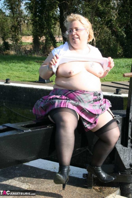 Блондинка с избыточным весом Лекси Каммингс обнажает себя, закрывая систему каналов 18