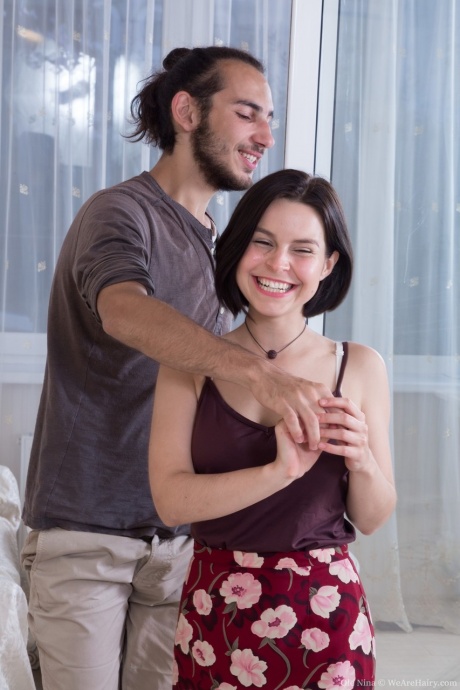 Жесткая шлюха Оле Нина раздвигает ноги, чтобы кончить на свою очень волосатую киску 1