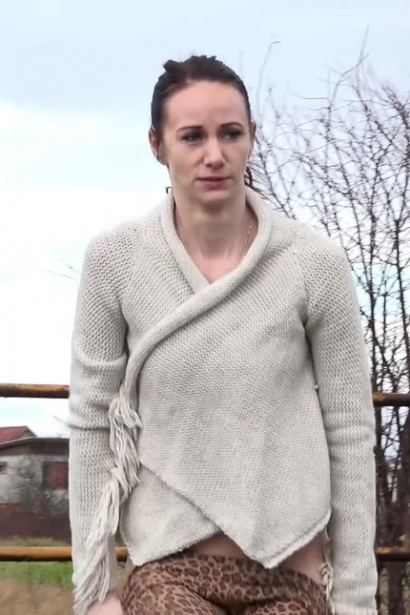 Коротко стриженная девушка Эвелин Нил мочится на мощеную дорожку в дождливый и унылый день 2