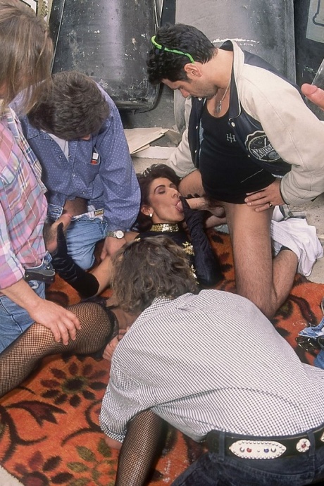 Похотливая шлюха Андреа сосет члены и кончает на лицо в жаркой групповухе 2