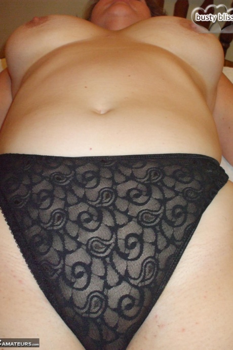 Пожилая леди грудастая Блисс демонстрирует свои большие натуральные сиськи, прежде чем показать свою киску 11