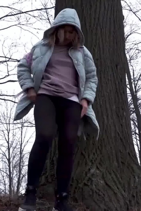 Расстроенная девушка Рита стягивает колготки, чтобы пописать во время прогулки по лесу 14