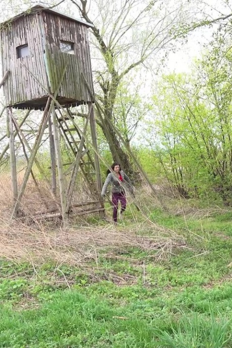 Рыжеволосая красотка Билли приседает на корточки и писает 1