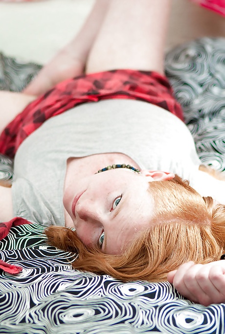 Рыжеволосая панк-цыпочка Айседора ласкает все натуральные сиськи и пальчиками волосатую пизду 3