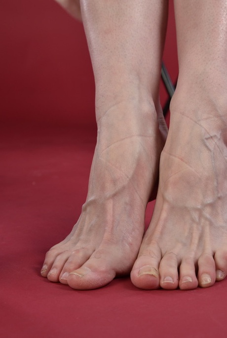 Горячая мамаша-любительская модель освобождает свои ноги от каблуков, прежде чем расстегнуть халат 8