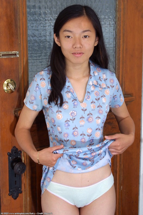 Миниатюрная японская любительница Тиффани раздевается для просмотра волосатой вагины 2