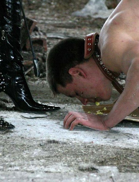 Латексная любовница кормит своего голого уродца где-то в руинах, выплевывая пережеванное яблоко 11