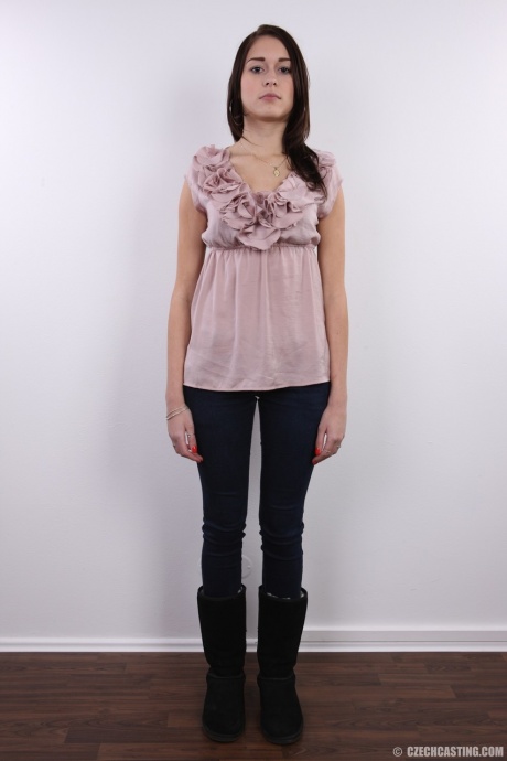 Молодая любительница Зузана снимает джинсы и трусики, чтобы предстать обнаженной перед камерой 3