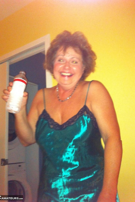 Грудастая любительница постарше Блисс раздвигает свою покрытую спермой киску во время действия от первого лица 1