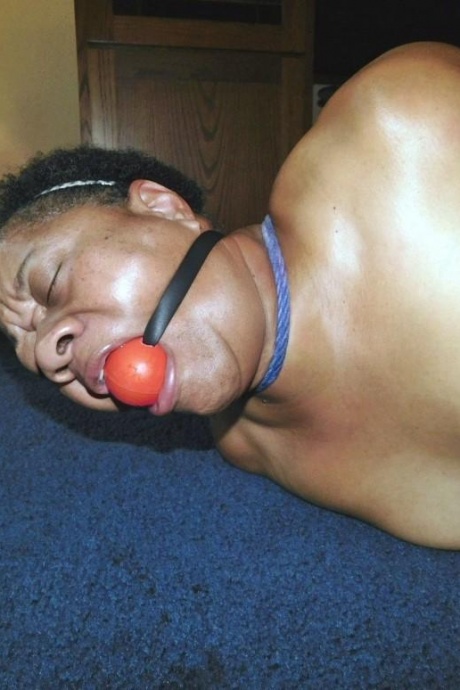 Полная негритянка Трикси борется с кляпом во рту, пока ее связывают 1