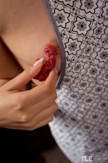 Блондинка Эльза А мастурбирует после разделки стейка в кухонном фартуке 7