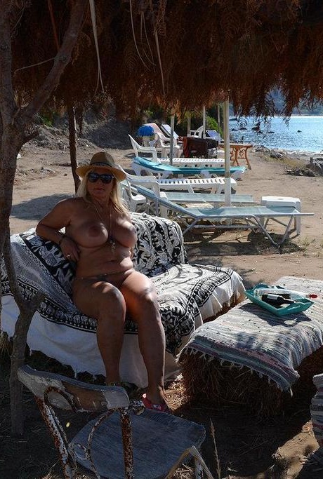 Толстая блондинка с большими сиськами бродит по нудистскому пляжу в соломенной шляпе 11