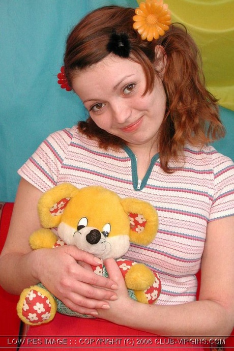 Молодо выглядящая рыжеволосая девушка держит плюшевого мишку перед сексом со своим парнем 2