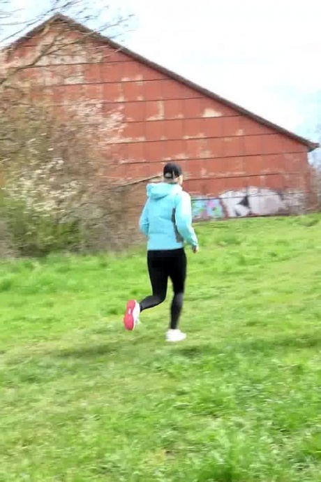 Белую девушку Бьянку застукали за тем, что она мочилась, пересекая широкое открытое поле 15