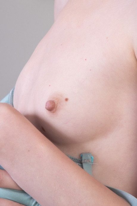 Белокожая молоденькая Алиса использует секс-игрушку на своей возбужденной киске, сидя на диванчике для влюбленных 11