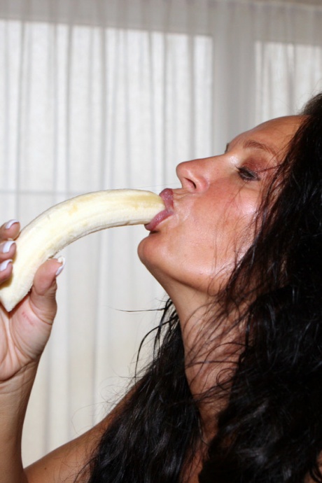 Одинокая девушка засовывает банан в свою грязную задницу в черных латексных чулках 3