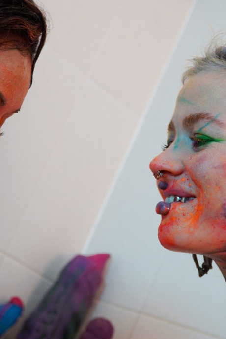 Альтернативные девушки Анускацц и Стейси Блум сжимают киски кулаками во время лесбийского секса в ванне 6