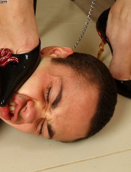 Горячая блондинка Логан Белла заставляет своего покорного любовника поклоняться ее киске и ногам 9