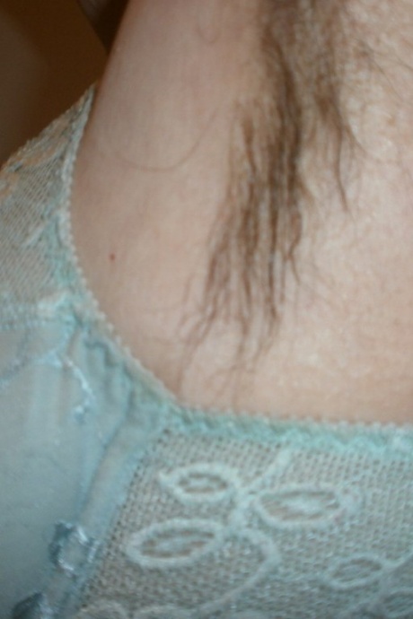 Пожилая дама с великолепными ногами показывает свои покрытые потными волосами подмышки 13