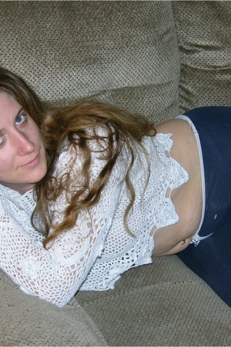 Пухленькая домохозяйка кончает на подстриженную киску после секса на своей кровати 1