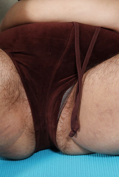 Жирная зрелая девушка снимает свой спортивный наряд и обнажает свою волосатую пизду 8