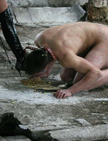 Латексная любовница кормит своего голого уродца где-то в руинах, выплевывая пережеванное яблоко 14