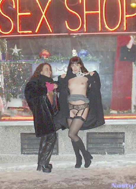 Девушки-любительницы предаются лесбийскому сексу в секс-шопе 15
