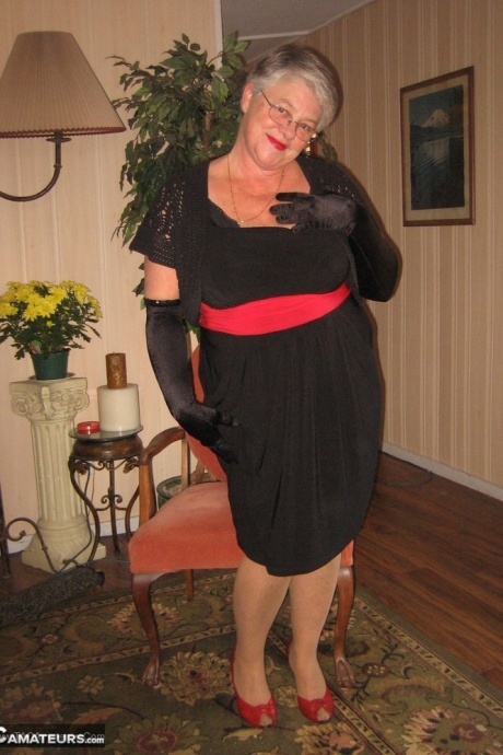 Старая жирная богиня с поясом ласкает отвисшие сиськи в черных бархатных перчатках и чулках 1