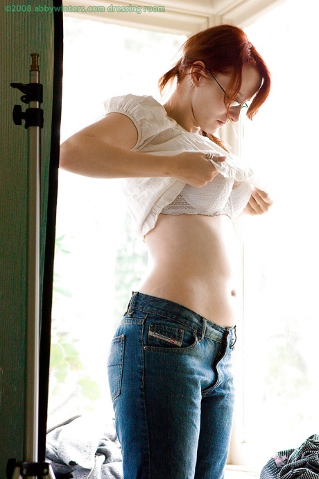 Неопытная Рен одевается после того, как позирует своей волосатой киской в обнаженном виде 14