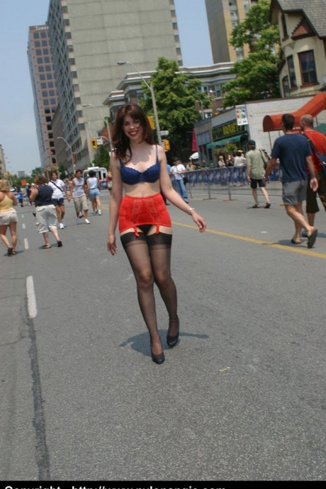 Модель-любитель бродит по людной улице в нижнем белье и поясе 6