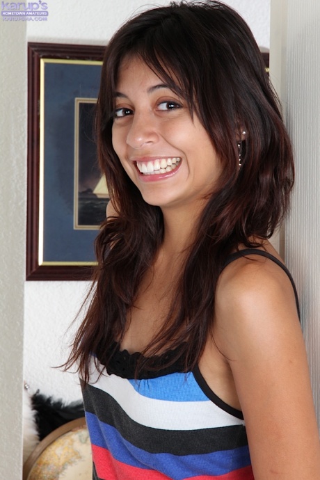 Игривая латиноамериканская милашка в джинсах раздевается и раздвигает свои ножки 1