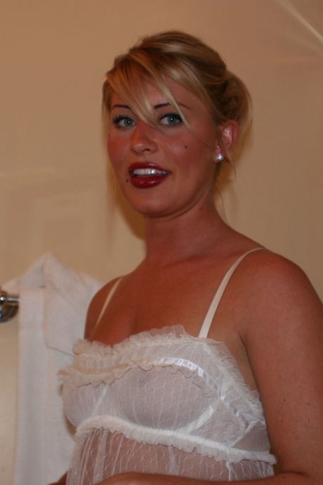 Голая блондинка с упругими сиськами переодевается в нижнее белье, чтобы покурить на балконе 13