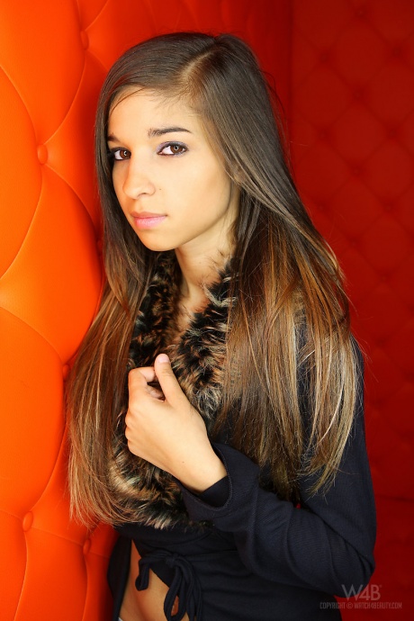 Невинная молодая девушка Ника медленно снимает с себя одежду, чтобы позировать в праздничном костюме 1