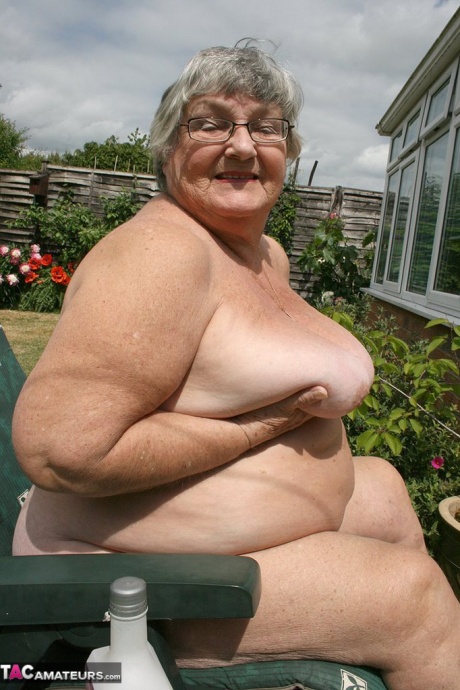 Непослушная любительская бабуля Либби вставляет бутылку в свою толстую киску в саду 10