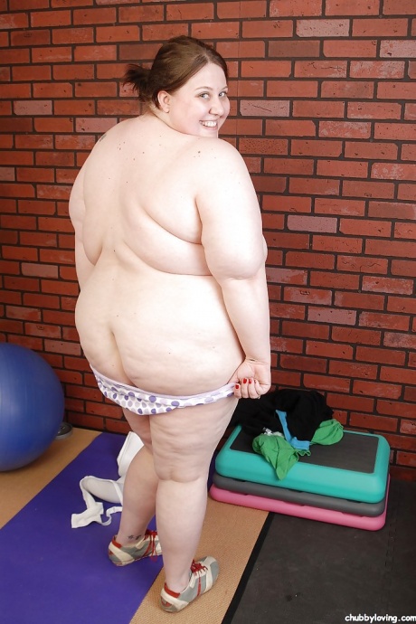 Жирная цыпочка Джеллибин снимает свое платье сразу после занятий йогой 9