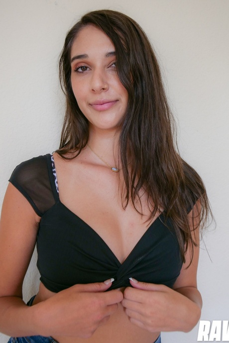 Девушка по соседству типа Арии Слоун занимается сексом от первого лица с большим белым членом 3