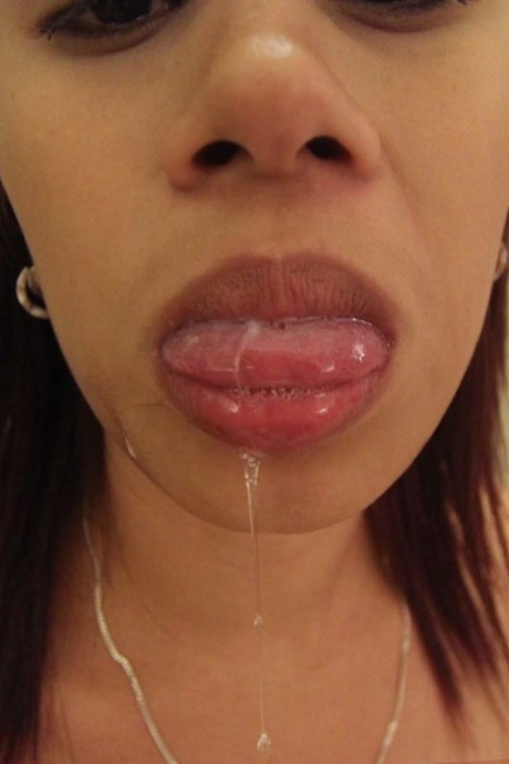 Миниатюрная азиатка Лу выталкивает сперму из своего рта во время действия от первого лица 15