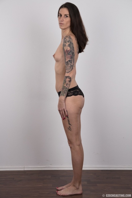 Татуированная женщина Альжбета впервые выставляет на всеобщее обозрение свое стройное тело 10