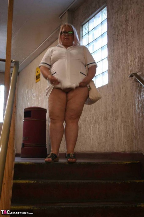 Толстая пожилая медсестра Лекси Каммингс обнажает себя, прогуливаясь по тротуару 15