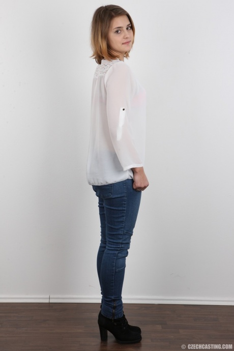 Девушка-любитель Петра крепко держит свое лицо, когда раздевается, чтобы предстать обнаженной 3