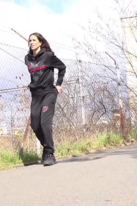 Белая девушка Али Бордо днем срочно отходит в туалет на асфальтированной дороге 14