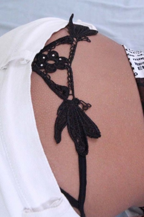 Азиатская любительница Митч сливает сперму из своей киски после секса с иностранцем 4