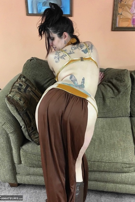 Татуированная брюнетка Лаванда Рейн работает своей задницей во время минета 9