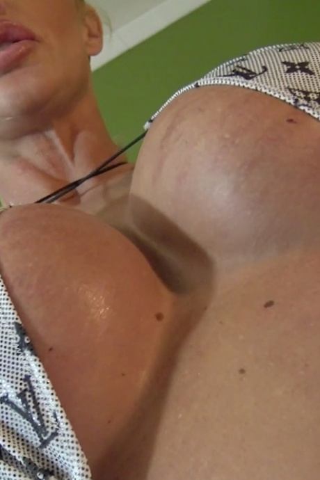 Грудастая женщина средних лет Джослин Джеймс занимается межрасовым сексом на своей кровати 13