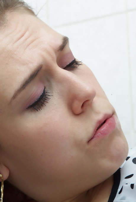 Первый раз любительницу Агнию трахают лицом и насаживают на большой член 2